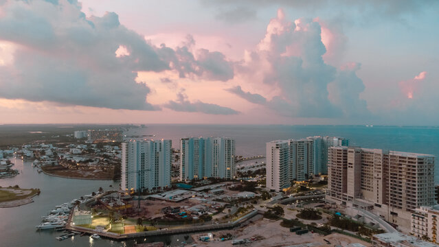 Vista a&eacute;rea de edificios y hoteles en la zona hotelera de Canc&uacute;n, Quintana Roo a la orilla del mar y playa con drone. 