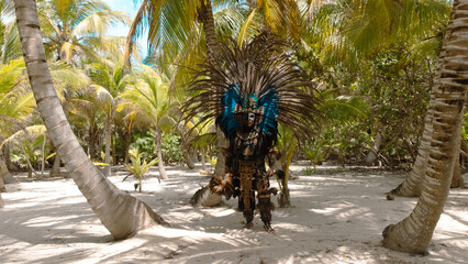 Sacerdote y guerrero azteca en ritual maya en Yucatán y Tenochtitlán. 