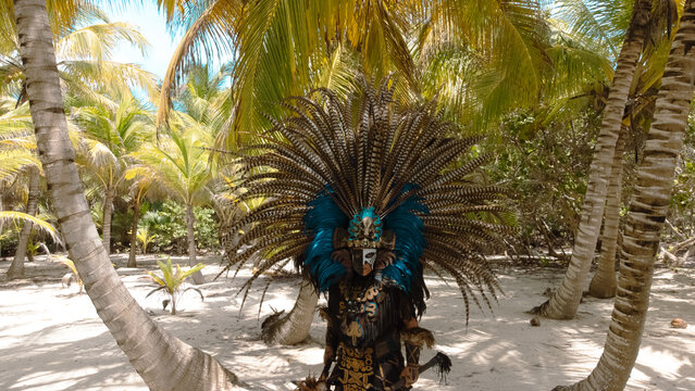 Sacerdote y guerrero azteca en ritual maya en Yucat&aacute;n y Tenochtitl&aacute;n. 