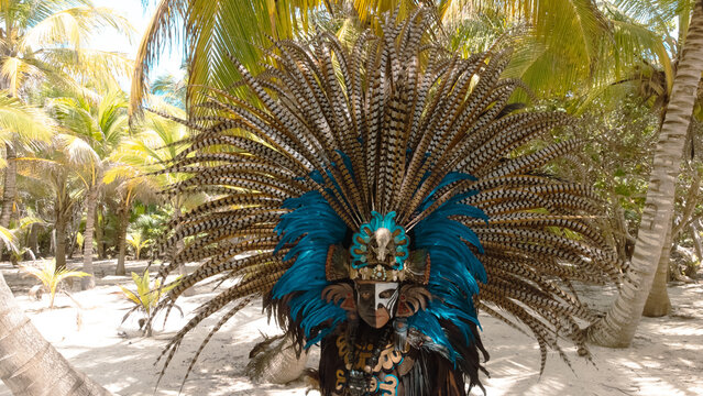 Sacerdote y guerrero azteca en ritual maya en Yucat&aacute;n y Tenochtitl&aacute;n. 