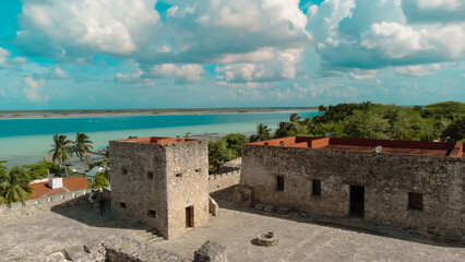  Vista aérea de Bacalar la laguna de los 7 colores en Campeche, México cerca de Chetumal en Quintana Roo © David