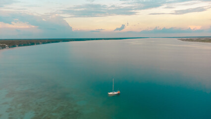  Vista aérea de Bacalar la laguna de los 7 colores en Campeche, México cerca de Chetumal en Quintana Roo © David