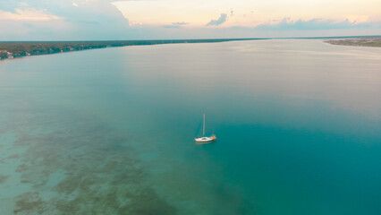  Vista aérea de Bacalar la laguna de los 7 colores en Campeche, México cerca de Chetumal en...