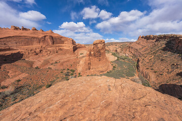 Fototapeta premium hiking the upper delicate arch trail, arches National park, usa