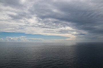 Una nube gris tapa casi todo el cielo sobre el mar