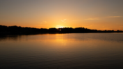 pomarańczowy zachód słońca nad jeziorem