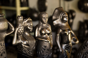 Figurillas  decorativas de barro negro, hechas artesanalmente en Oaxaca, México.