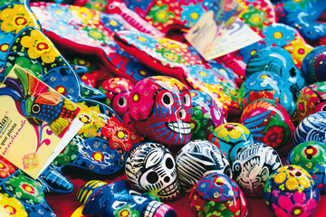 Fototapeta na wymiar Hermosas artesanías mexicanas, coloridos textiles y calaveritas de barro y cerámica pintadas a mano. 