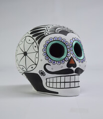 Vista lateral de cráneo mexicano pintado con bigotes y motivos florales, artesanía oaxaqueña...