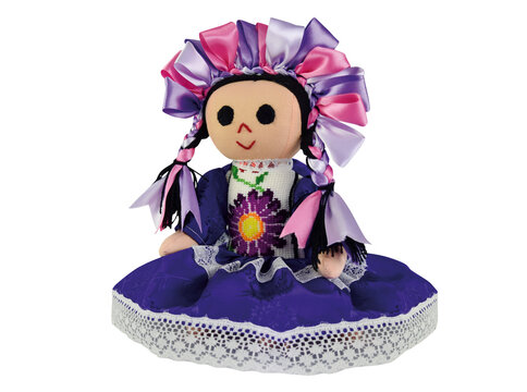 Colorida mu&ntilde;eca tradicional mexicana, hecha a mano por un miembro de un grupo &eacute;tnico llamado "Otom&iacute;es". Mu&ntilde;eca con trenzas y preciosos listones, sobre fondo blanco.