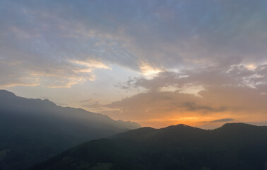 Naklejka na ściany i meble Blick über die Pyränäen bei Sonnenuntergang, Luftbild