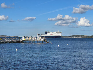 Kieler Hafen mit Fährschiff und Seebadeanstalt