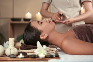 Vitrage gordijnen Massagesalon Beautiful woman receiving spa massage in salon