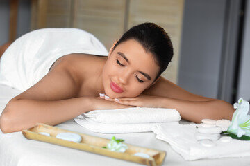 Obraz na płótnie Canvas Beautiful Caucasian woman relaxing in spa salon