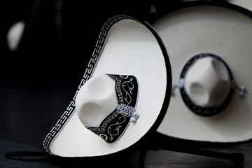 Sombrero de charro mariachero mexicano  - obrazy, fototapety, plakaty