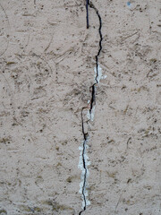 Riss in der Hauswand eines alten Gebäudes