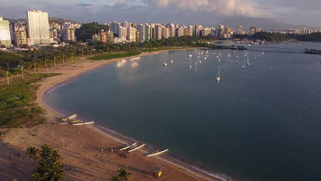 Vista a&eacute;rea da Praia do Canto durante a manh&atilde; mostrando canoas havaianas na Curva da Jurema e os barcos na Guarderia. Vit&oacute;ria, Esp&iacute;rito Santo, Brasil.