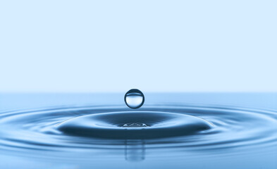 Group of water droplets fall and bounce on a water surface © Shengyi Lu
