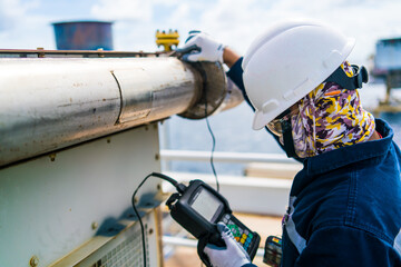 Technicians check the thickness of pipes and heat exchangers using ultrasonic testing (UT), an ultrasound test to measure residual thickness after use.