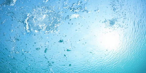 水中から見上げる光