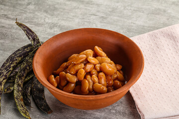 Canned white bean in tomato sauce