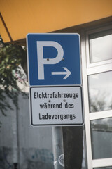 parkplatz ladestation elektrofahrzeuge