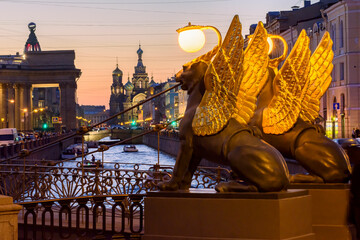 Bank bridge with golden-winged griffons over Griboyedov canal, Saint Petersburg, Russia - obrazy, fototapety, plakaty