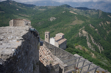 Fototapeta na wymiar Roccascalegna - Abruzzo - The rocky spur of the castle overlooks some houses of the small village