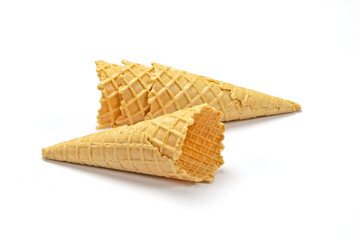 cornets de glace en gaufrette, en gros plan, isolé sur un fond blanc
