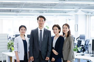 会議室で笑顔のビジネスマンとビジネスウーマン