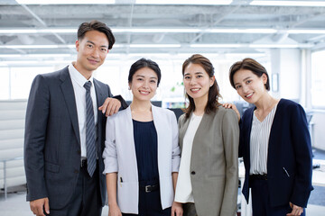 会議室で笑顔のビジネスマンとビジネスウーマン