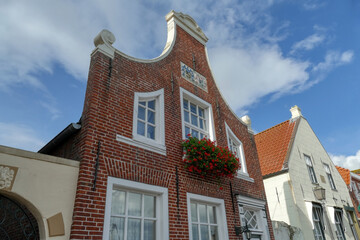 Schöne historische Fassaden im Hafen von Greetsiel