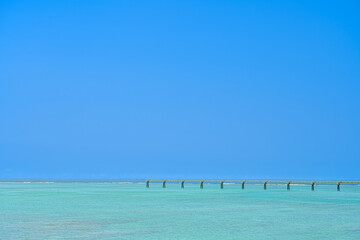 青い空とエメラルドグリーンの海に架かる那覇空港の誘導灯　　　【沖縄風景】