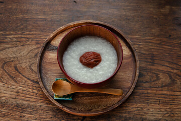 梅の七分粥（おかゆ・お粥）　木のスプーン