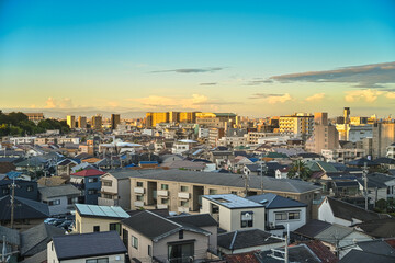 朝焼けの住宅街のイメージ写真