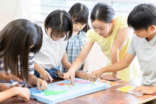 教室で遊ぶ小学生たち