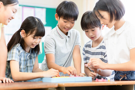教室で遊ぶ小学生たち