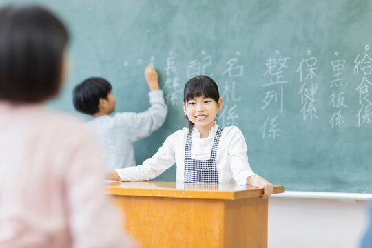 教団の前に立つ小学生