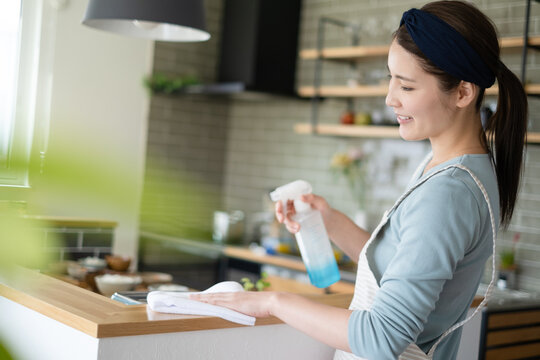 掃除をする女性