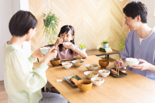 食卓を囲む家族
