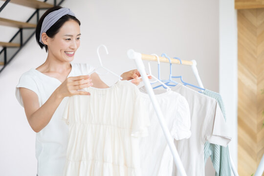 洗濯物を干す女性