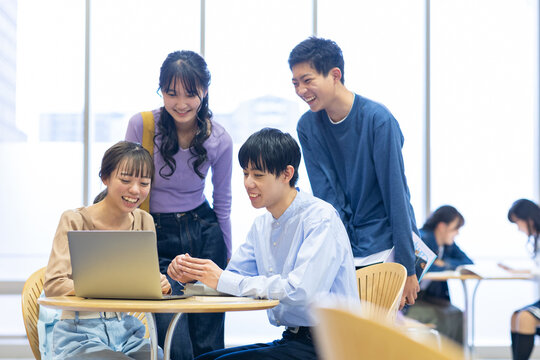 パソコンを見る学生