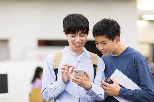 スマホを見る大学生