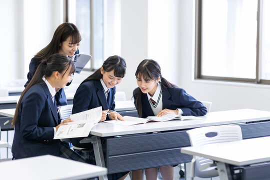 休み時間を過ごす学生