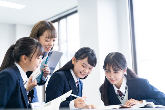 休み時間を過ごす学生