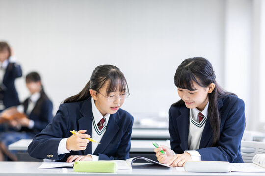 休み時間を過ごす学生