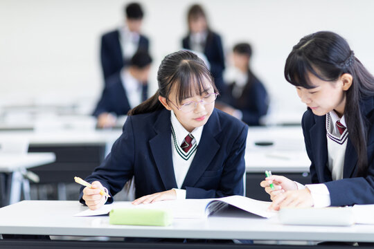 休み時間を過ごす学生