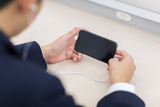 スマホで勉強する学生