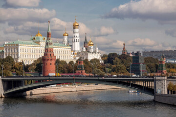 Fototapeta premium MOSCOW, RUSSIA - SEPTEMBER 26, 2023: View of Moscow on an autumn day. The capital of Russia. The Grand Kremlin Palace. Kremlin embankment. The Moscow River. A popular tourist attraction.