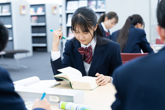 勉強する学生